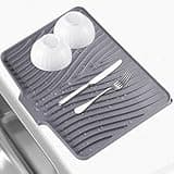 Dish Drying Mat Silicone Dish Drying Mat with Built-In Drainage Spout, Non-Slip Drainage Mat, Easy to Clean, Eco-Friendly, Heat Resistant Silicone Mat for Kitchen Countertop or Sink（15.8" x 13" Grey）