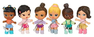 Bratz Babyz Runwayz - 1 Collectible Fashion Doll with Stylish Outfit of The Assortment, Baby Doll with Necklace That Can Also Be Used as a Key Chain - Children's Toy - Ideal for Children from 6 Years