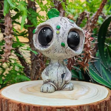 DAECHAO Whimsical UFO Garden Statue, Garden Alien Figure Outdoor Decor Gnome Garden Decor Fairy Garden Accessories for Yard, Patio, Home Desk, Backyard, Lawn Ornament Birthday Gift for Women and Men