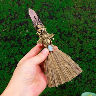 Witch Cinnamon Broom Natural Crystal Magic Sweeper Rose Quartz Tower Broom 7.08"-7.87" Healing Crystal Point Witch Altar Supplies for Crystal Therapy Cleaning Bedroom Office Home Decor Gift